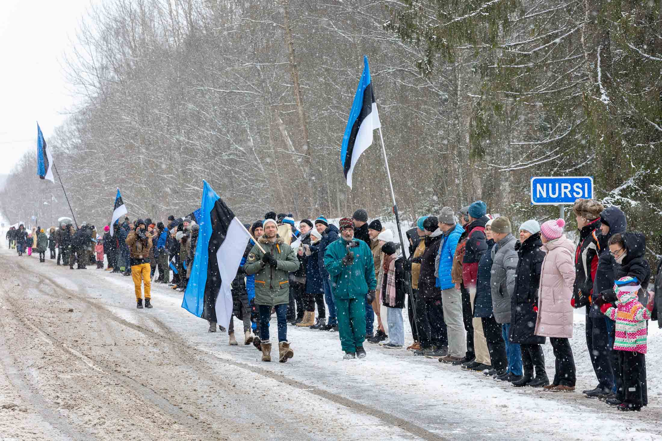 24. veebruaril moodustati tee äärde Metsavendade mälestusmärgi juurde neljandat aastat inimkett Nursipalu toetuseks. Sel aastal avaldati toetust ka Väimelale ja kogu Võrumaale. FOTO: Aigar Nagel
